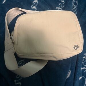 lululemon athletica white opal everywhere bag-size 2L